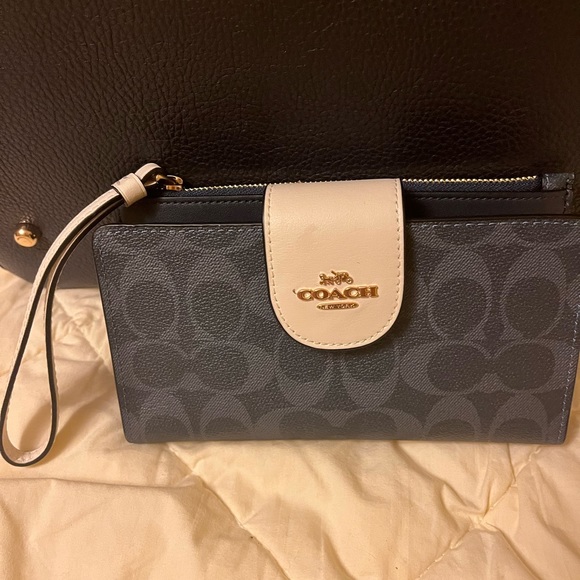 Coach tote and wallet new never used. - Picture 5 of 16